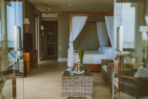um quarto com uma cama e uma mesa em um quarto em Celestial Penthouse em Balcheil