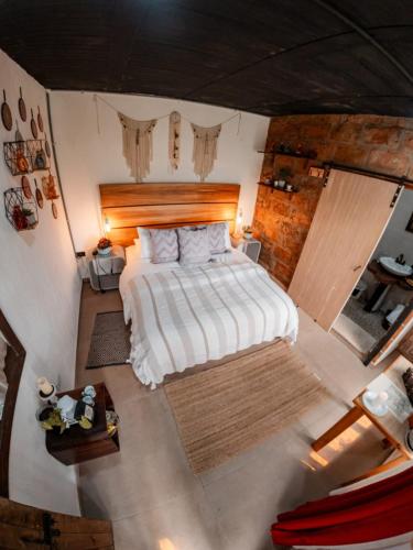 an overhead view of a bedroom with a bed at hotel boutique Almaia 17 cerca del aeropuerto jose m cordova in Rionegro