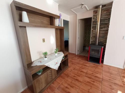 a living room with a table and a fireplace at Casa Labranza estacionamiento 2 dormitorios amoblada Jorge Alessandri 0979 in Temuco