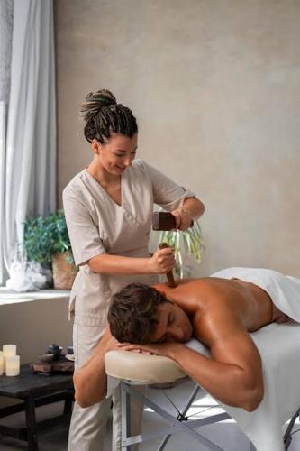 Dhaka Spa في داكا: امرأة تدلك رجلاً في السرير