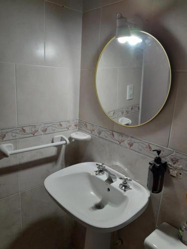 a bathroom with a sink and a mirror at Bienvenidos viajeros in Chajarí