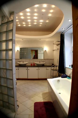 a large bathroom with two sinks and a tub at Agroturystyka Nienasycenie in Brzeźno Łyńskie