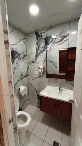 a bathroom with a toilet and a sink at HOTEL Y MOTEL SAVOY - Santiago in Santiago