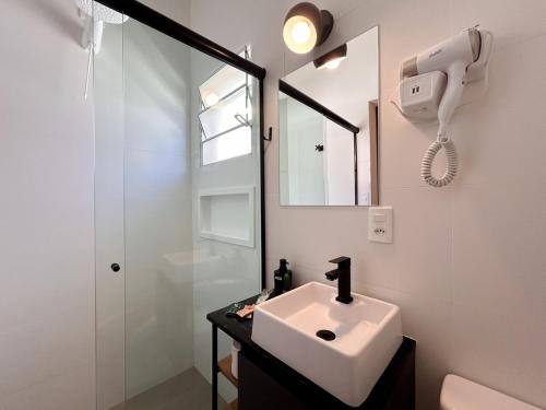 a bathroom with a sink and a mirror and a shower at AP Smart Samaritan Fast Internet Office in Campinas
