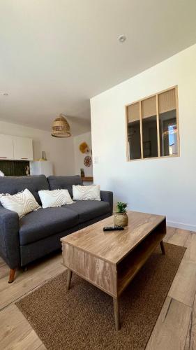 een woonkamer met een bank en een salontafel bij Casa Sole in Saint-Chamond