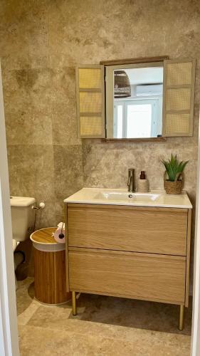 een badkamer met een wastafel en een toilet bij Casa Sole in Saint-Chamond