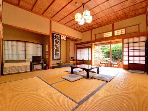 a room with a table in the middle of a room at 密厳院 in Koyasan