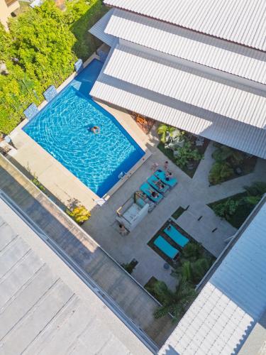 an overhead view of a swimming pool next to a building at Brisa do Mar Praia Hotel in Morro de São Paulo