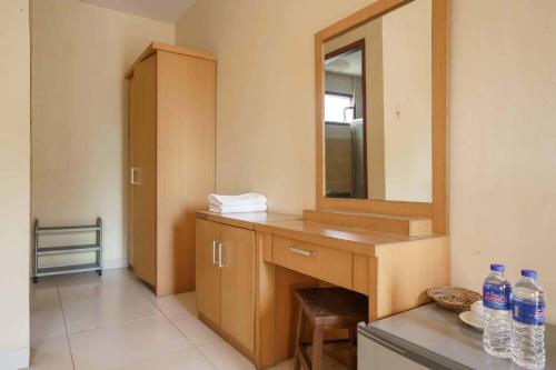 a bathroom with a sink and a mirror at Wisma Belerang Kalianda Lampung RedPartner in Kalianda