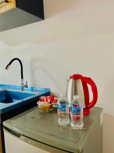 a kitchen counter with two bottles of water and a mixer at Loft Del Ruiz - Apartamentos in Líbano