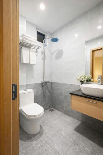 a bathroom with a toilet and a sink at E Stay Boutique in Vung Tau