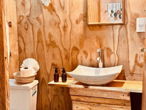 a bathroom with a bowl sink on a wooden counter at Suites Costa Madéro - Punta Zicatela in Brisas de Zicatela