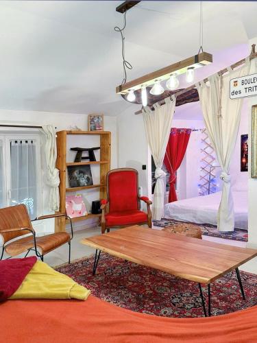 Charming apartment في سانت رافائيل: غرفة نوم بها سرير وطاولة وكراسي