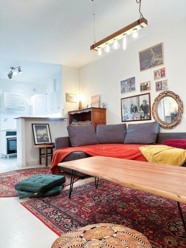 Charming apartment في سانت رافائيل: غرفة معيشة بها أريكة وطاولة