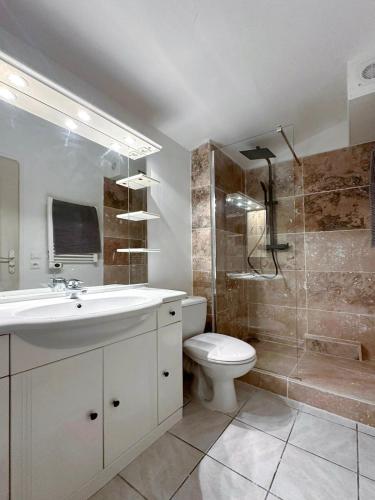 Charming apartment في سانت رافائيل: حمام مزود بمغسلة ومرحاض ودش