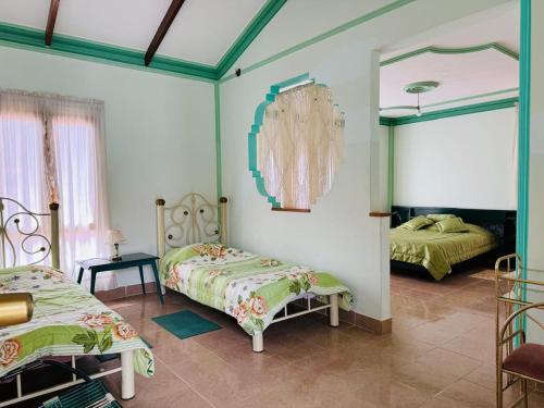 una camera da letto con due letti e uno specchio di Palacio Asteria a Torotoro
