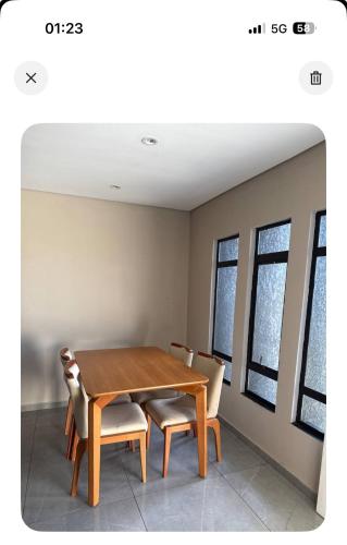 a dining room with a wooden table and chairs at Apartamento Casa pontarolo in Guarapuava