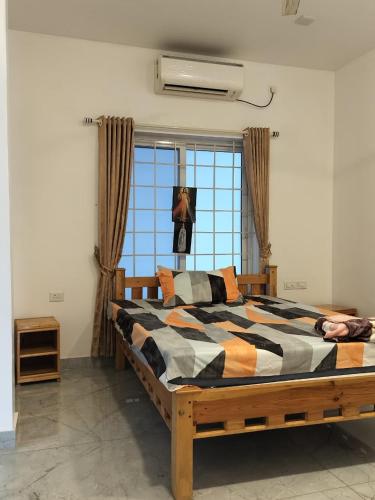 a bed in a room with a window at Caesars fitness in Jāmb