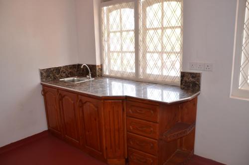 een keuken met een spoelbak en een raam bij Roel Rest in Negombo