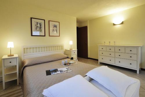1 dormitorio con 1 cama y 2 vestidores y 1 cama sidx sidx sidx sidx sidx en Casa Tulipano Grande, en Faggeto Lario 