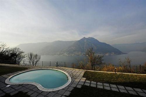 una piscina con vistas a la montaña en Casa Tulipano Grande, en Faggeto Lario 