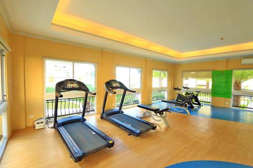 un gimnasio con varias bicicletas estáticas en una habitación en San Remo Oasis Cebu- Vic Place en Cebu City