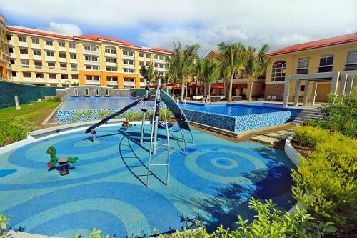 ein leerer Pool mit Rutsche in einem Resort in der Unterkunft San Remo Oasis Cebu- Vic Place in Cebu City