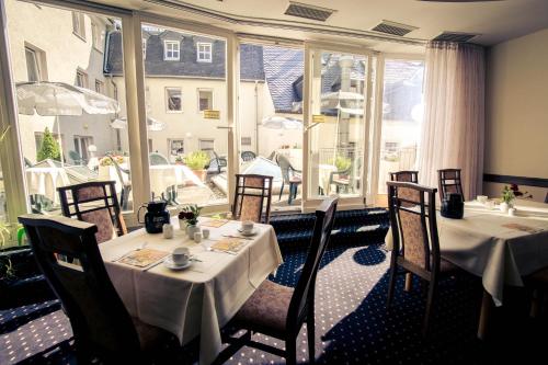 En restaurant eller et spisested på The Royal Inn Wilder Mann Annaberg