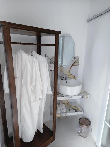 a white bathroom with a sink and a mirror at Viera Resort in Ngurblut
