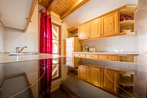 Ett kök eller pentry på Apartments Mariborsko Pohorje