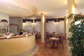 un restaurante con bar, mesas y sillas en Hotel San Giorgio, en Sangano