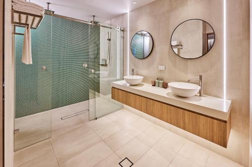 ein Badezimmer mit zwei Waschbecken und einer Dusche in der Unterkunft Crystalbrook Flynn in Cairns