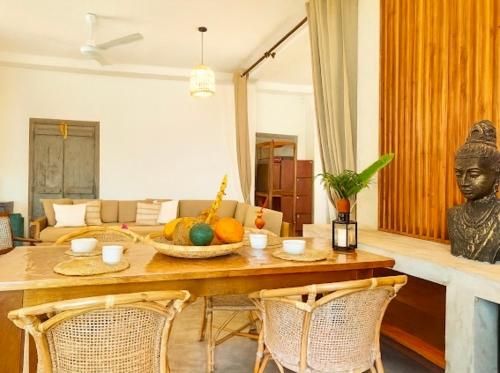 a living room with a table and a bust of a statue at LAKE LOFT - La maison VEDA in Koggala