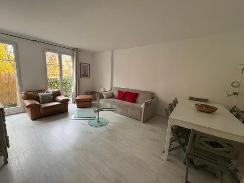 a living room with a couch and a table at Disney 4 min, from 4 to 14 Guests, 4 bedrooms, free parkings, 100 m2 in Chessy