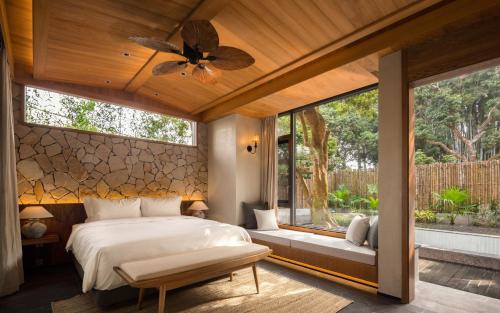 a bedroom with a large bed and a large window at CongLinLi Wooded Homestay in Conghua