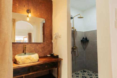 a bathroom with a sink and a mirror at Chian Homestay Hoa Lư in Ninh Binh