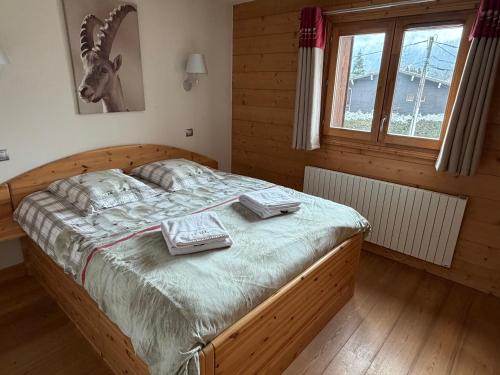 a bedroom with a bed with two dishes on it at Résidence Les Chardons Argentés in Samoëns