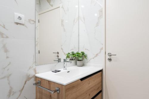 GuestReady – Elegant Marble Wing