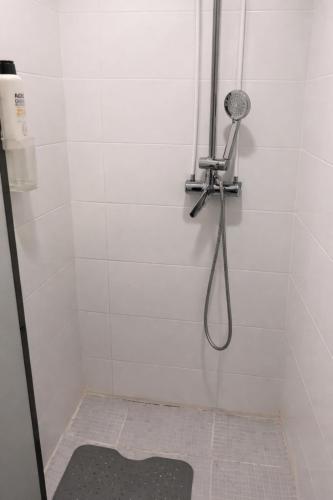 a shower with a shower head in a bathroom at Cozy Nook in Valencia