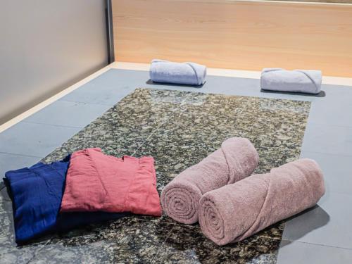 two towels on the floor in a room at 椿とことは in Obama