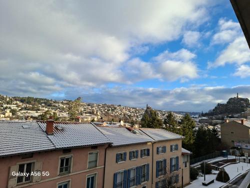 Chez doudoune في Espaly-Saint-Marcel: منظر للمدينة من سطح مبنى