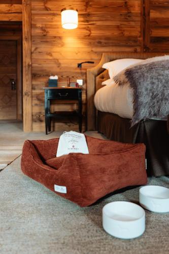 une chambre avec un lit et une couverture sur le sol dans l'établissement Hôtel LE BLIZZARD, à Val dʼIsère