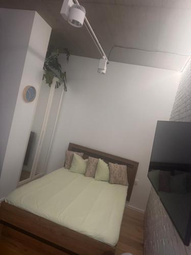a small bedroom with a bed in a room at Apartament Centrum 19 in Nowy Sącz
