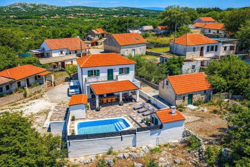 Holiday Home Luce with Pool - Happy Rentals