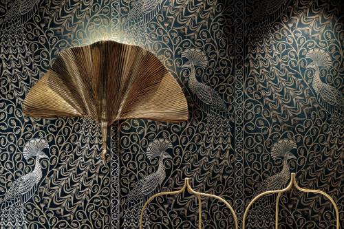 ein Gemälde von Vögeln an einer Wand mit einem Regenschirm in der Unterkunft Hotel Olimpia Venice, BW Signature Collection 3sup in Venedig