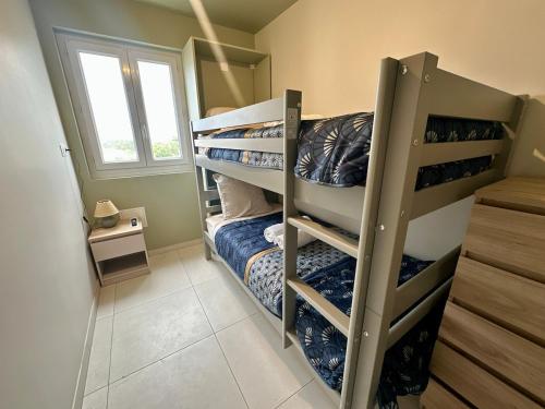 two bunk beds in a small room with a window at T3 Rénové vue mer in Saint-Jean-de-Monts