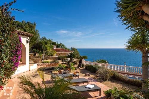 Villa Blue Sea by Abahana Villas