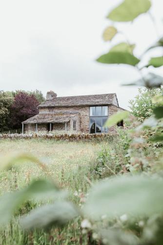 an old stone house in the middle of a field at Drovers Rest Farm Stay in Hay-on-Wye