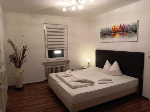 a bedroom with a bed and a painting on the wall at Ferienhaus by Rossano Boutique Hotel & Ristorante in Ansbach