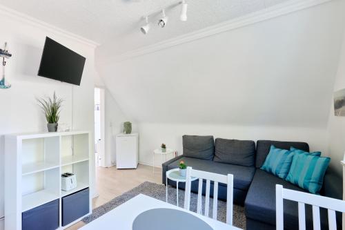 a living room with a couch and a table at Ferienwohnung Trave Ufer Moba-Travel in Lübeck